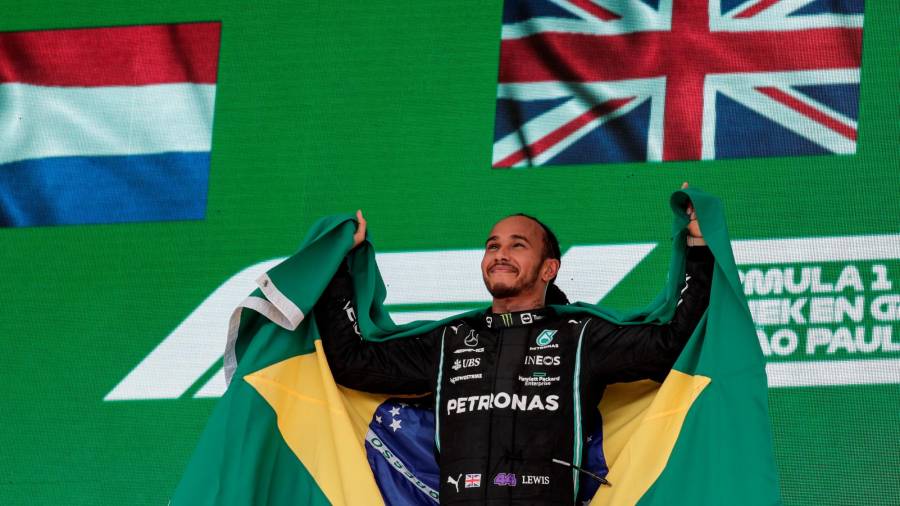 Hamilton celebra su triunfo con la bandera de Brasil. Foto: Efe 