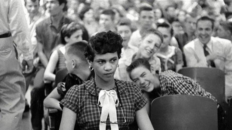 Dorothy Counts, la primera chica negra en asistir a una escuela para blancos en EEUU, recibiendo las burlas de sus compañeros en la Harry Harding High School de Charlotte, 1957. (Fuente, www.culturainquieta.com)