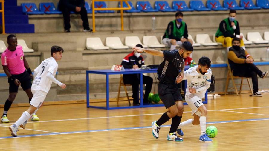 Una jugada del Jerubex Santiago Futsal-Rivas de la primesa fase. Foto: Antonio Hernández 