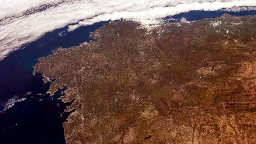 Vista aérea de A Coruña y su ría tomada desde el espacio Foto: NASA