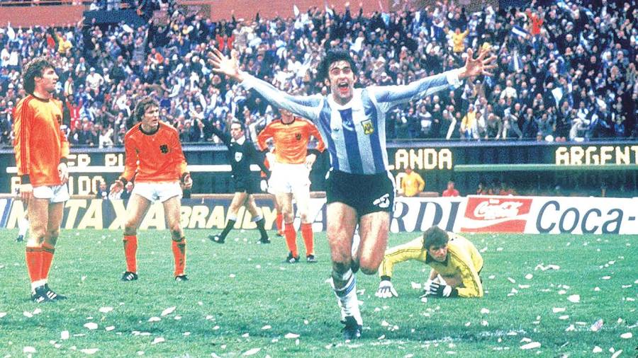 Kempes, rodeado de holandeses, en la final del 78. Con él empezó el sueño argentino de ganar tres mundiales