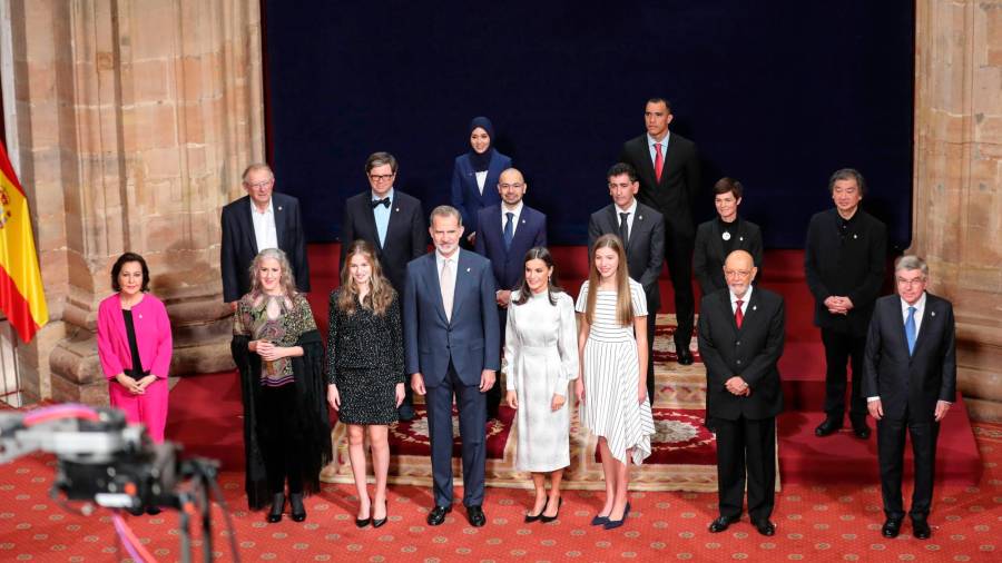 Los reyes Felipe y Letizia, acompañados de la princesa Leonor y la infanta Sofía, posan con los galardonados con los Premios Princesa de Asturia, antes de la entrega este viernes de los Premios en Oviedo. EFE/J.L.Cereijido