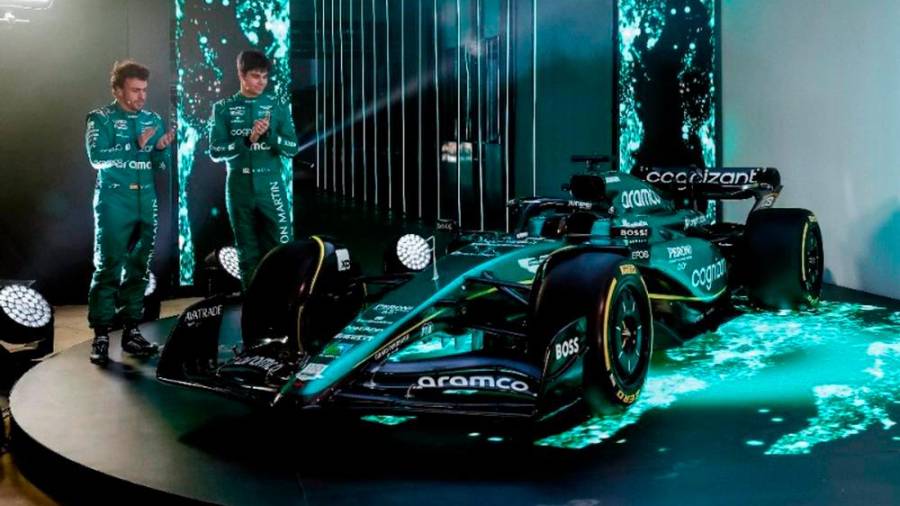 Alonso y Stroll ante el monoplaza Aston Martin que pilotarán este año. Foto: A.M.