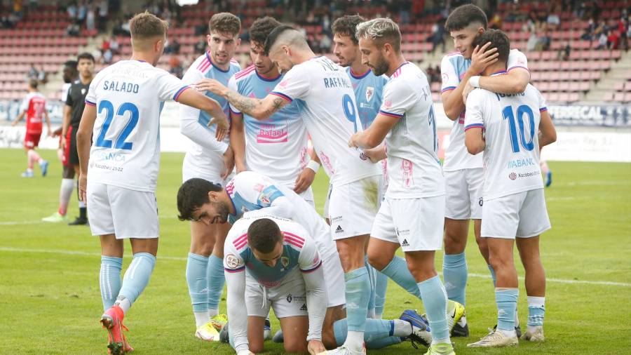 GOLES Los jugadores del Compostela, celebrando el tanto de Primo en el partido ante el Móstoles. Foto: Antonio Hernández
