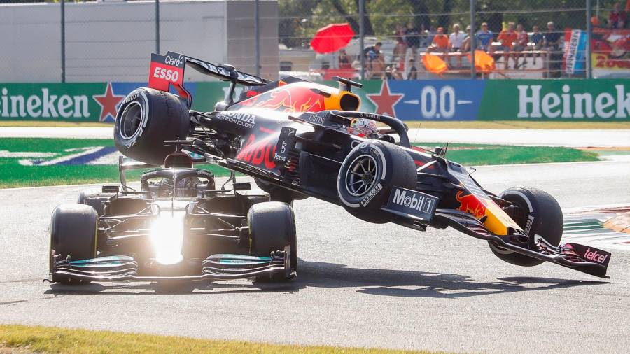 LÍO Imagen del espectacular accidente entre Max Verstappen y Lewis Hamilton. Foto: Efe