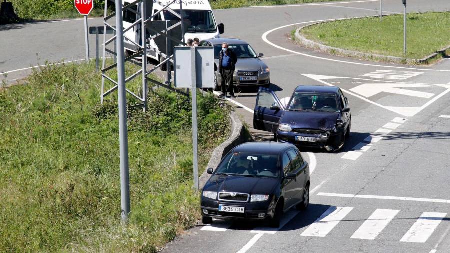 Tres vehículos implicados en un accidente en la avenida de Asturias