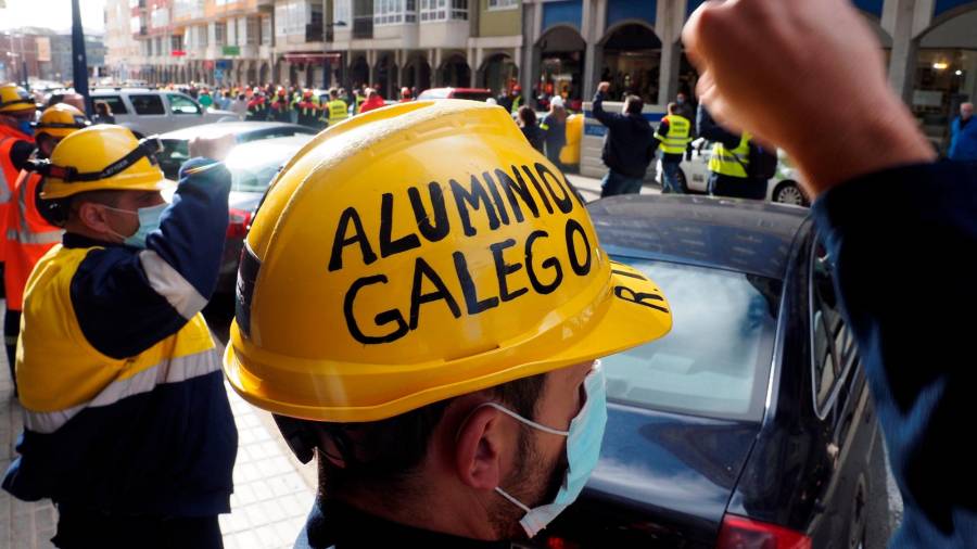 No cesan en su lucha de los trabajadores del aluminio en Galicia, en Burela este jueves, para dar el salto a la Ciudad de la Muralla, a Lugo, este sábado. Foto: Efe/Eliseo Trigo