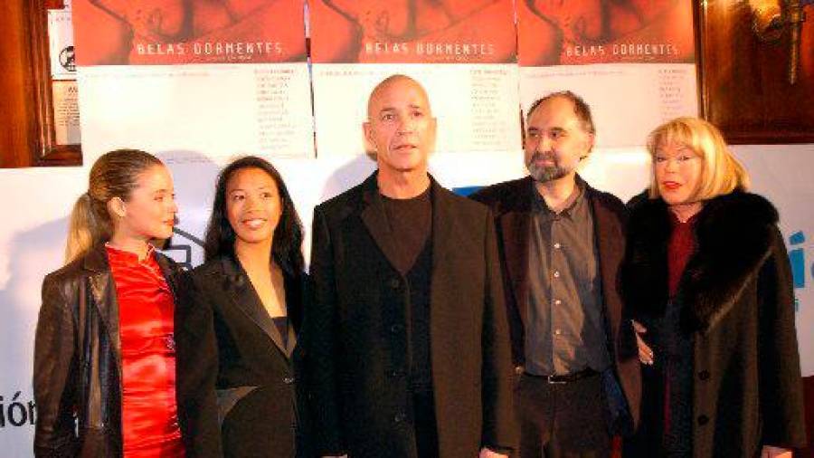 HISTÓRICO. Eloy Lozano, segundo pola dereita, cos protagonistas de ‘As belas dormentes’, no preestreo da película na cidade da Coruña, en 2001. Foto: Pedro Castro
