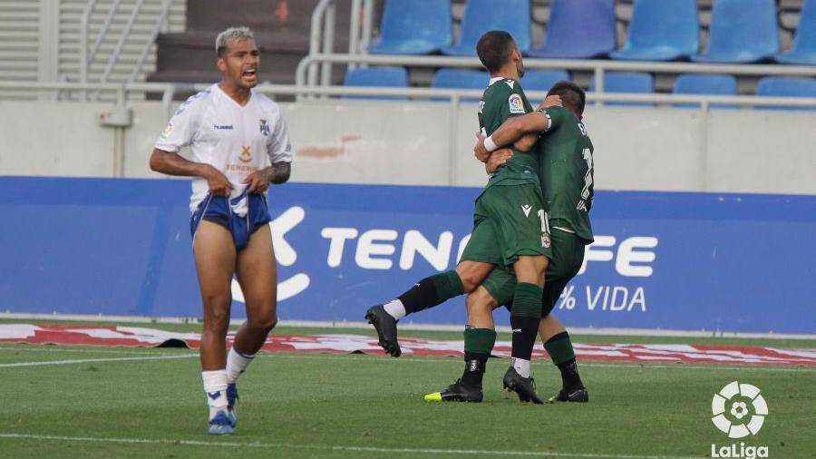 Aketxe es abrazado tras su gol. Foto: LaLiga 