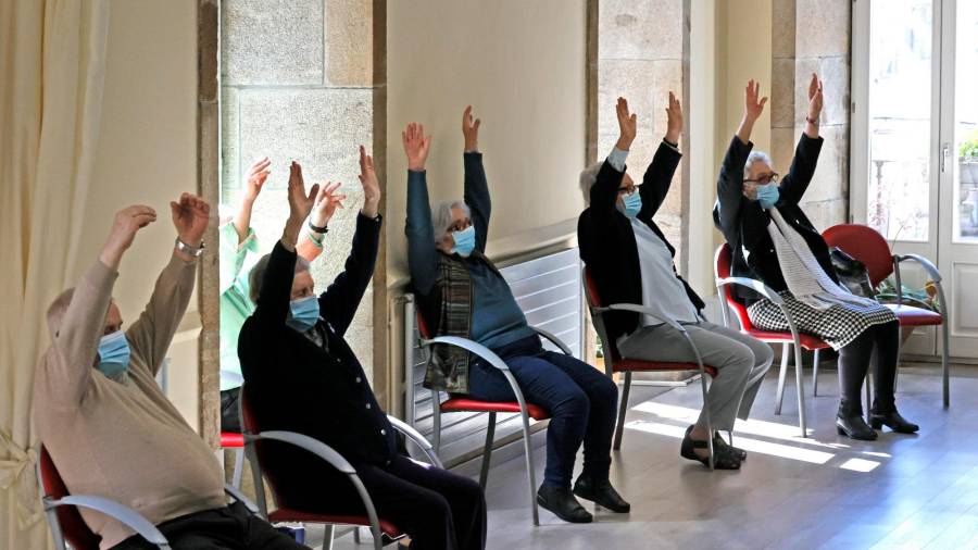 rehabilitación. Usuarios del centro de mayores Porta do Camiño realizan ejercicios (Santiago). Foto: Efe 