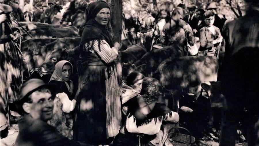 Imagen de la exposición ‘Unha mirada de antaño’ con campesinos en la robleda de Santa Susana en octubre de 1924