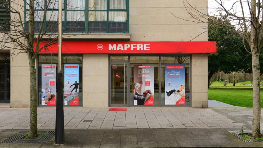 Oficina de la aseguradora Mapfre en Santiago de Compostela, una de las 207 que tiene en Galicia. Foto: G.M.
