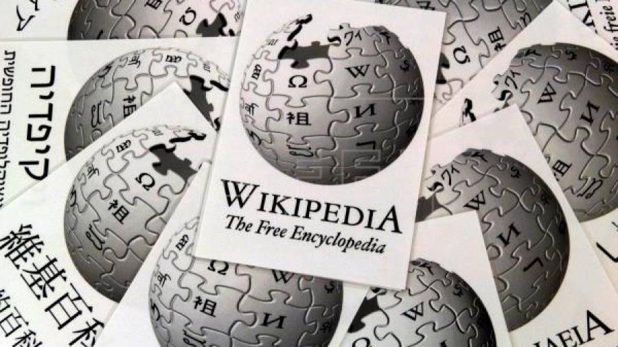 INTERNET. Folletos con el logo de la enciclopedia Wikipedia. Foto: EFE/Boris Roessler/Archivo 