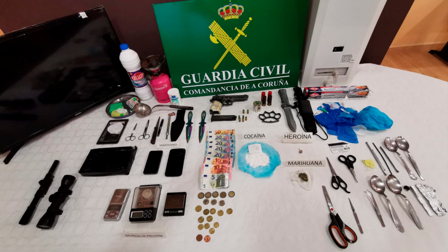 Imagen de las drogas y los objetos intervenidos en la operación Lemafar, en A Pobra. Foto: Guardia Civil