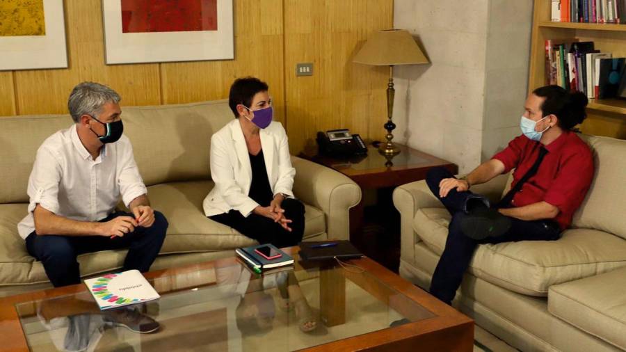 Pablo Iglesias, ayer durante su reunión con Mertxe Aizpurua y Oskar Matute. Foto: Efe