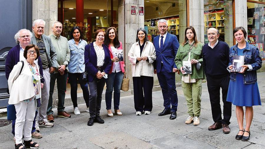 Participantes na presentación, onte, das obras finalistas do Premio Novela Europea que impulsa o Casino de Santiago, presidido por Ubaldo Rueda, 2º dereita