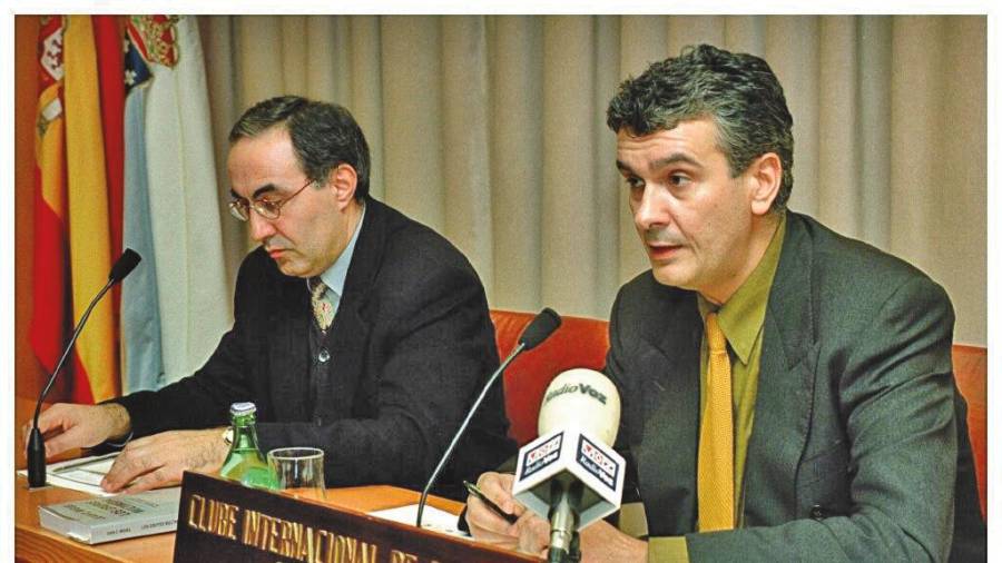 José Luis Gómez, a la derecha, impartiendo una conferencia en el año 1998. A la izquierda, el decano da Facultade de Ciencias da Información, Xosé López Foto: Lavandeira/Efe