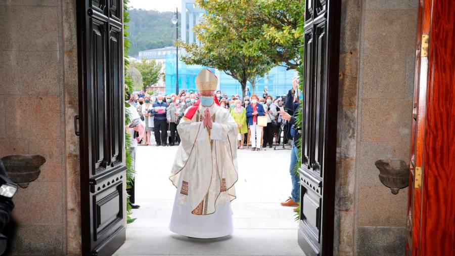O arzobispo de Santiago, monseñor Julián Barrio, presidiu o acto de apertura da porta santa e do inicio do Ano Xubilar da Virxe da Xunqueira. Foto: Fuentes