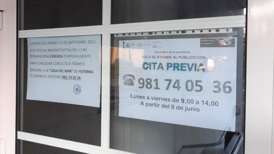 Cartel informativo na porta da oficina do ISM de Corcubión. Foto: A. G.