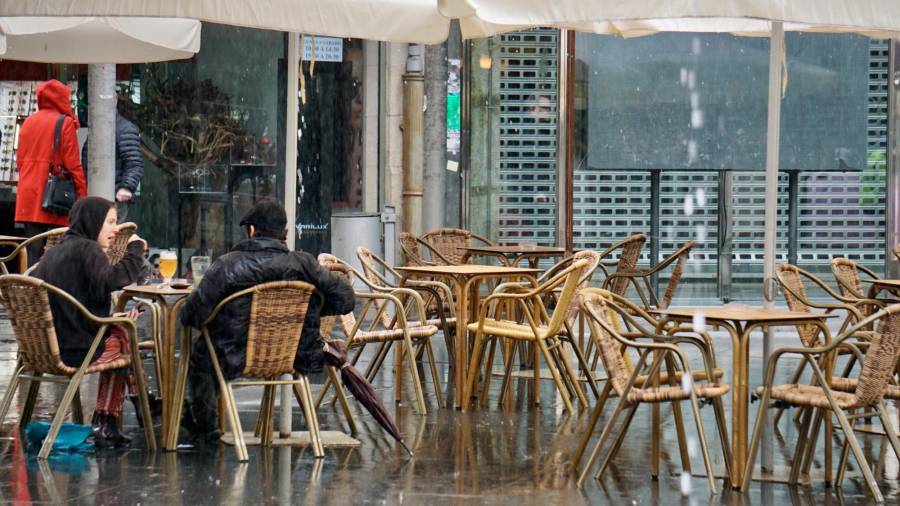 La mayoría de los clientes sí respetan las distancias de seguridad. Ayer, el ‘terraceo’ fue menos intenso por la lluvia Foto: F. Blanco