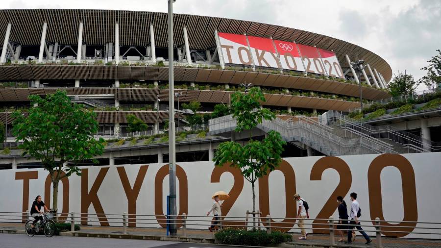 Los transeúntes pasan por el Estadio Nacional, el principal de Tokio 2020. Foto: F. Robichon