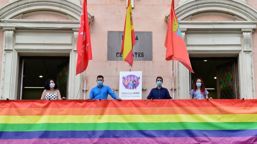 El juez Yusty rechaza retirar la pancarta del Orgullo en Alcalá porque no es una bandera y promueve la igualdad