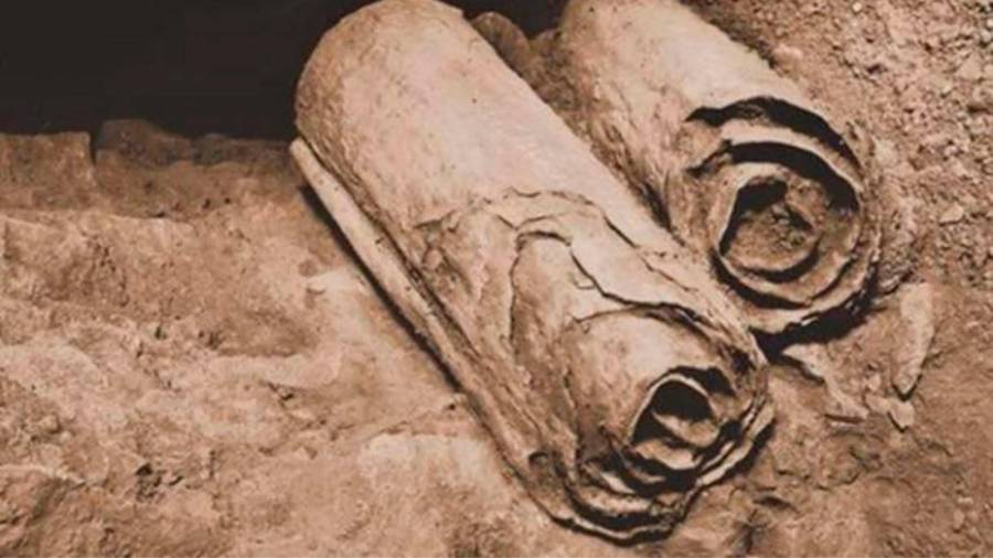Dos de los Rollos del Mar Muerto encontrados en las Cuevas de Qumran.