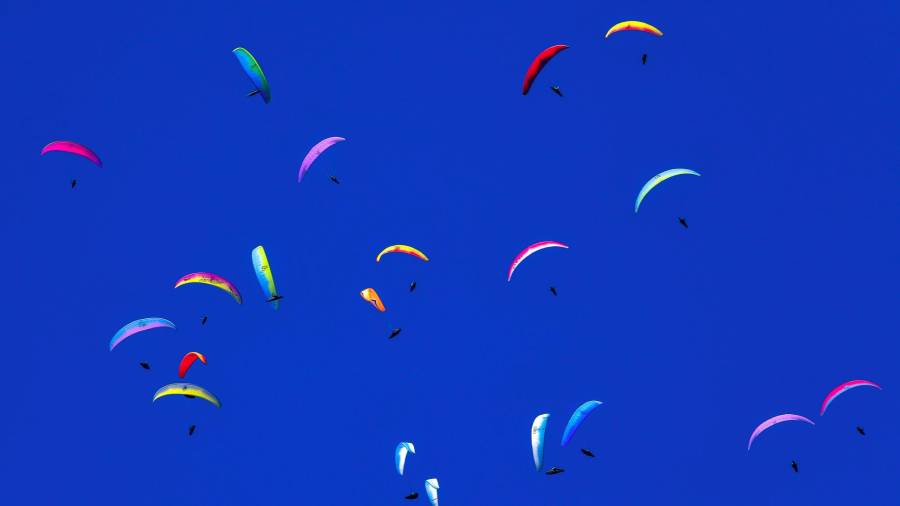 Personas volando con sus parapentes durante el 16th FAI Paragliding World Championship en las proximidades de Krusevo en el norte de Macedonia. (Autor, Georgi Licovski. Fuente EFE)