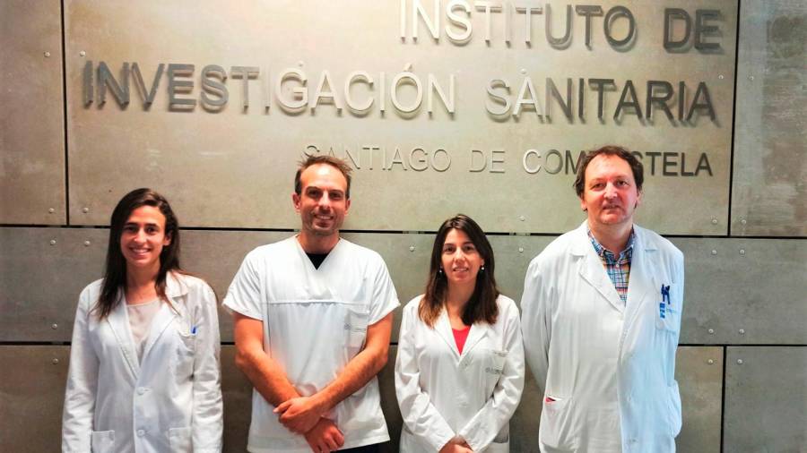 Cristina Mondelo, izquierda, Anxo Fernández y Miguel González con Irene Zarra, jefa del servicio de Farmacia del CHUS