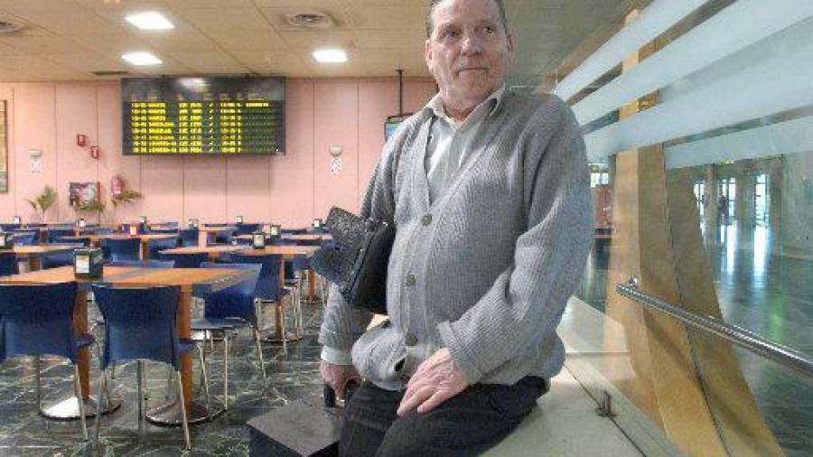 Alfonso González comenzó de limpiabotas en el edificio Castromil hasta que fue demolido, después trabajó durante décadas en el aeropuerto (en la foto, en 2004). Foto: A. Hernández