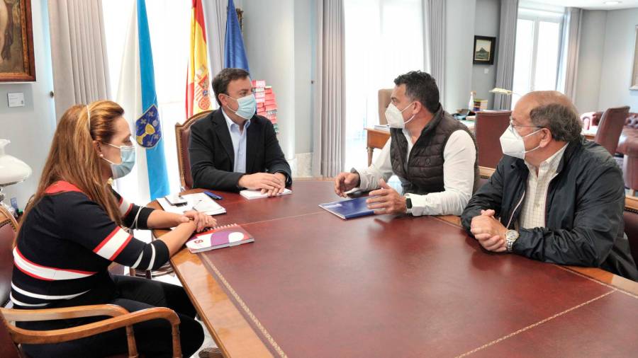 González, centro, xunto aos representantes da patronal ribeirense. Foto: Deputación