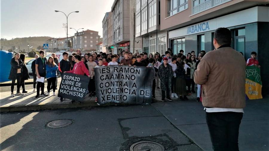 Alumnos do IES Ramón Caamaño sumáronse á concentración celebrada en Muxía. Foto: C. de Muxía
