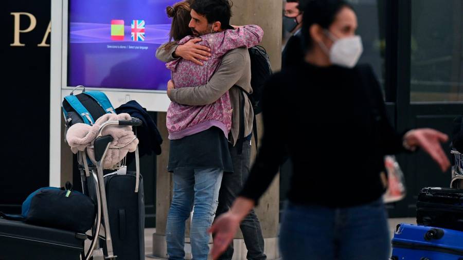terminal. Pasajeros a su llegada al aeropuerto Adolfo Suárez Madrid Barajas ayer, cuando el Gobierno español anunció la suspensión de los vuelos de Reino Unido. Foto: Efe 