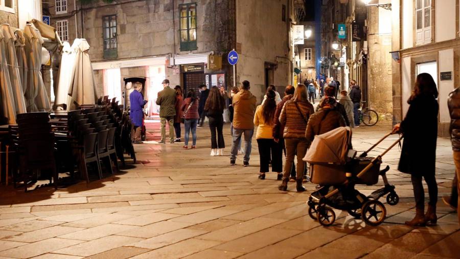Larga cola para comprar un cucurucho de castañas asadas por Manuel Prieto a la entrada de la Rúa do Franco. Foto: Antonio Hernández