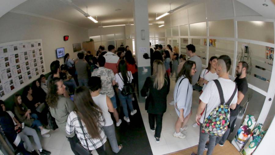 santiago. Estudiantes en el interior de una inmobiliaria de la capital gallega, el pasado mes de septiembre. Foto: F. Blanco 