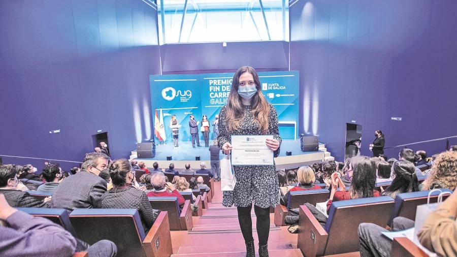 María Vilas muestra su diploma conseguido al cursar Dirección y Administración de Empresas en Vigo