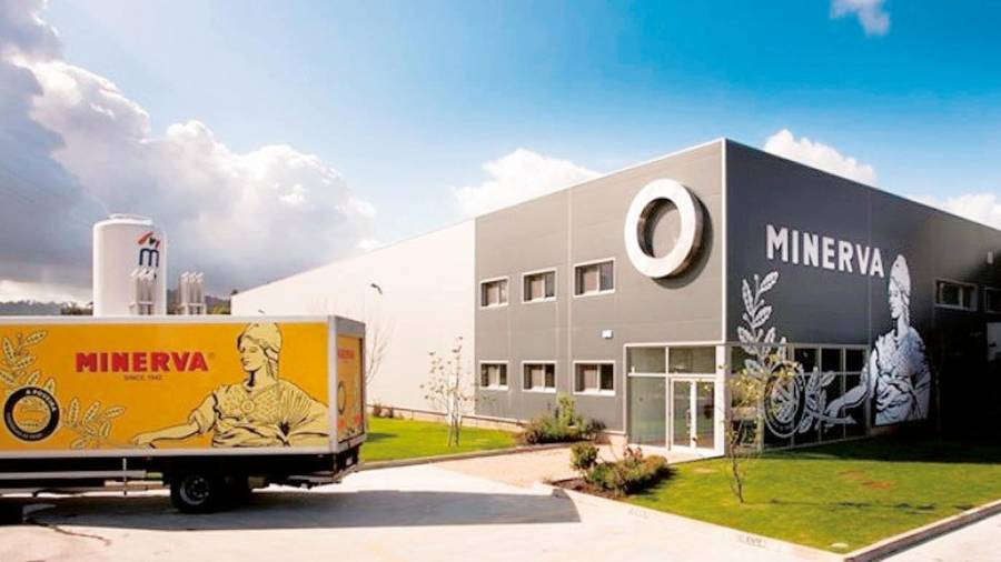 MINERVA. Instalaciones de la empresa A Poveira en Portugal, con el emblema de Minerva, su marca premium, en un lateral de la fábrica. Foto: Google
