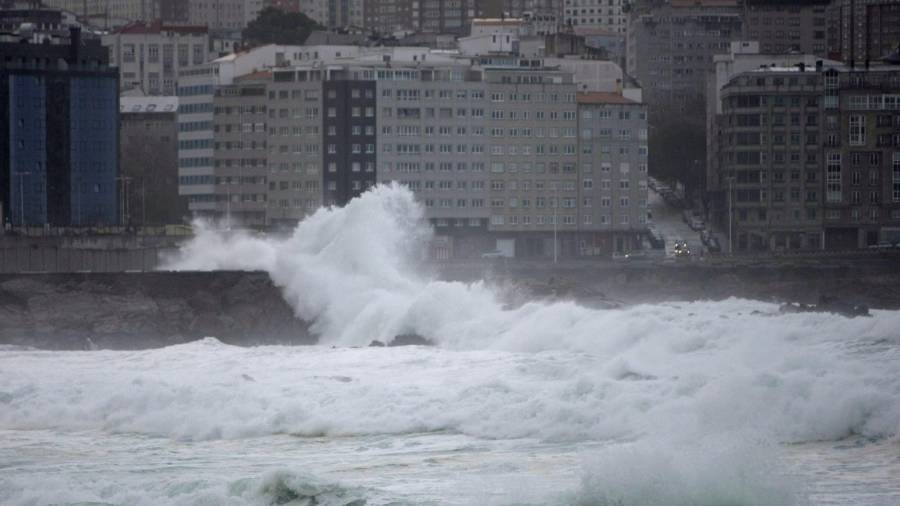 A CORUÑA, 04/12/2020.- En la imagen, oleaje que rompía con fuerza contra las rocas de la ciudad de A Coruña. EFE/Cabalar