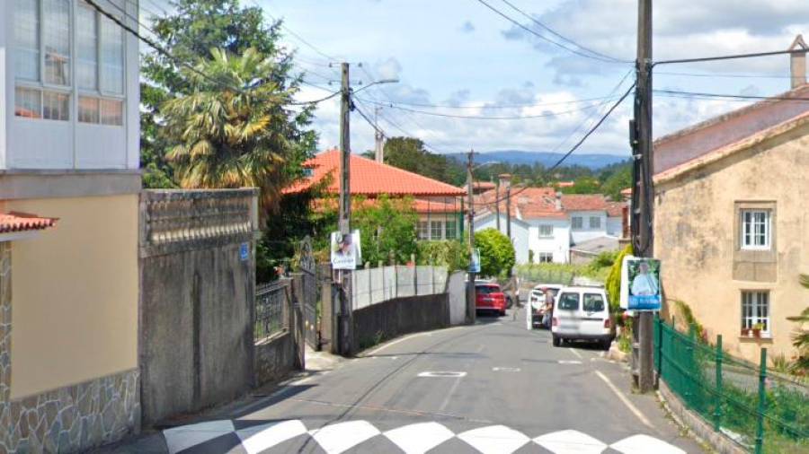 Rúa Cascalleira, en el entorno de Calo, que tendrá sentido de circulación único por la senda escolar segura. Foto: CG