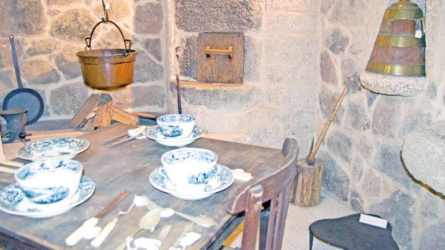 COCINA TRADICIONAL. Vajilla y cubertería en la recreación de una cocina tradicional con lareira y horno de leña.