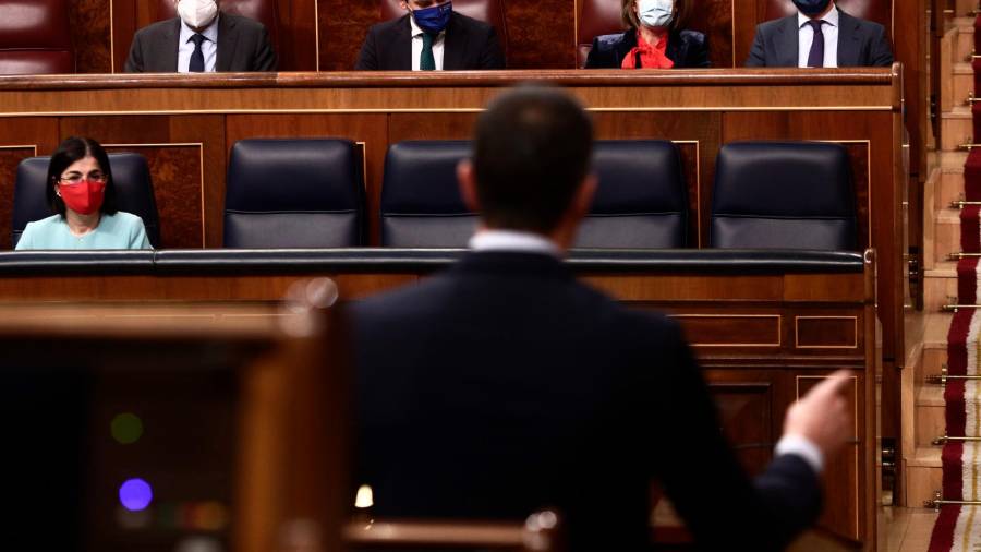 El presidente Sánchez, de espalda, contesta al líder de la oposición Pablo Casado, de frente. Foto: Europa Press