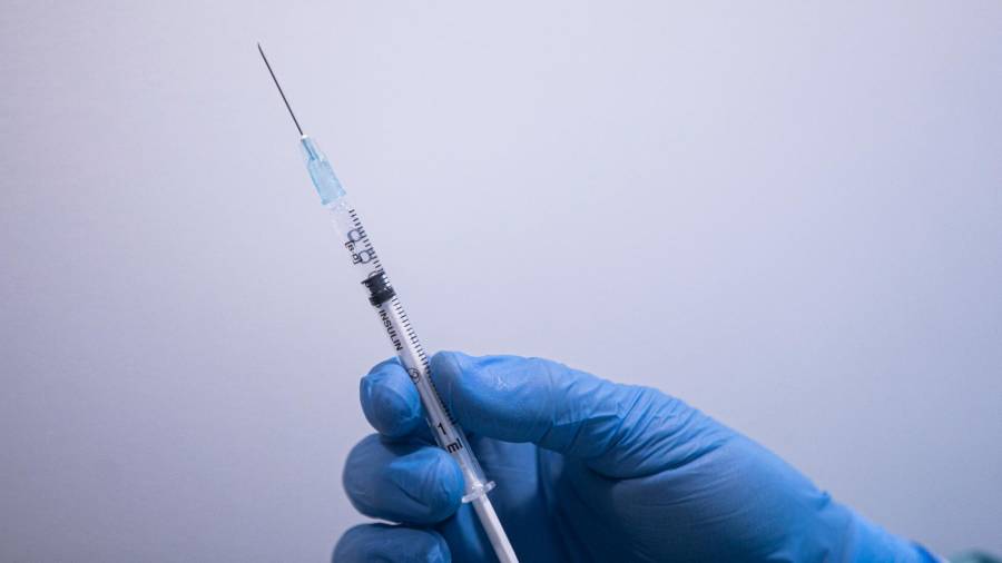 Un sanitario manipula una jeringa con la vacuna de Pfizer / BioNtech contra la Covid-19 Foto: E.P.