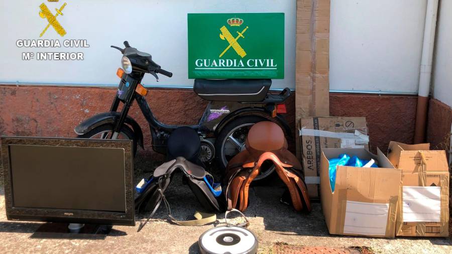 Materiales y un ciclomotor hallados por la Guardia Civil en el interior de una nave de Neda. Foto: Guardia Civil
