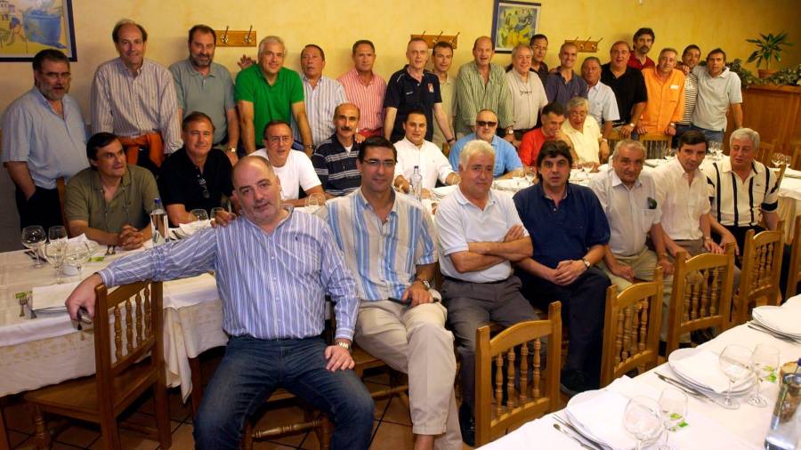 Moncho Casal, tercero por la izquierda sentado, en una cena de veteranos del Obra.