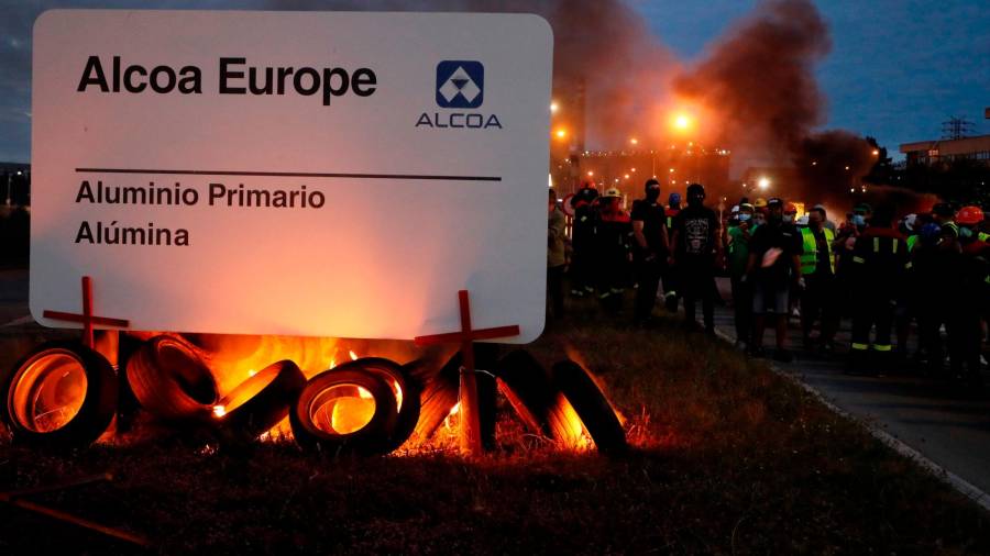 CARTEL en llamas en los accesos al complejo fabril de Alcoa San Cibrao en una jornada de protesta de sus trabajadores, que tratan de evitar el ERE que causaría 534 despidos y el cierre de la planta de aluminio. Foto: Efe