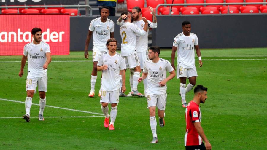 SIN EL CAPITÁN Los jugadores del Real Madrid celebran el gol de Sergio Ramos, que hoy causa baja, en San Mamés Foto: EFE