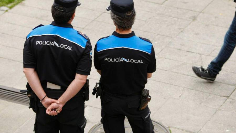 Dos agentes de la Policía Local, de espaldas. Foto: Gallego.