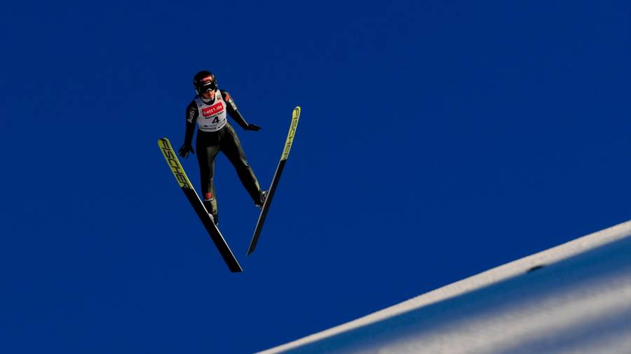 La alemana Selina Freitag durante una de sus actuaciones en la FIS World Cup Ski Jumping para mujeres en Oberstdorf, Alemania. (Autor, Filip Singer. Fuente EFE)