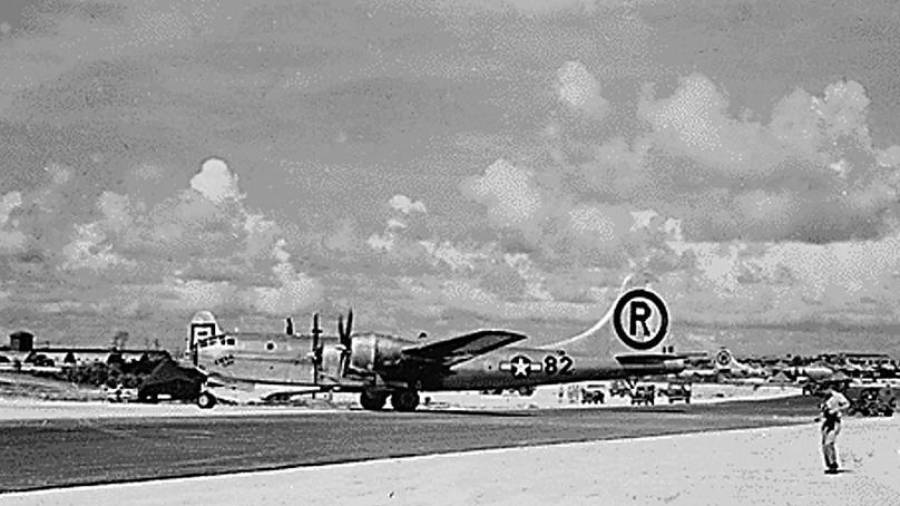 El avión B-29 Enola Gay, fotografiado después de aterrizar en la isla de Tinian. (Fuente, es.euronews.com)