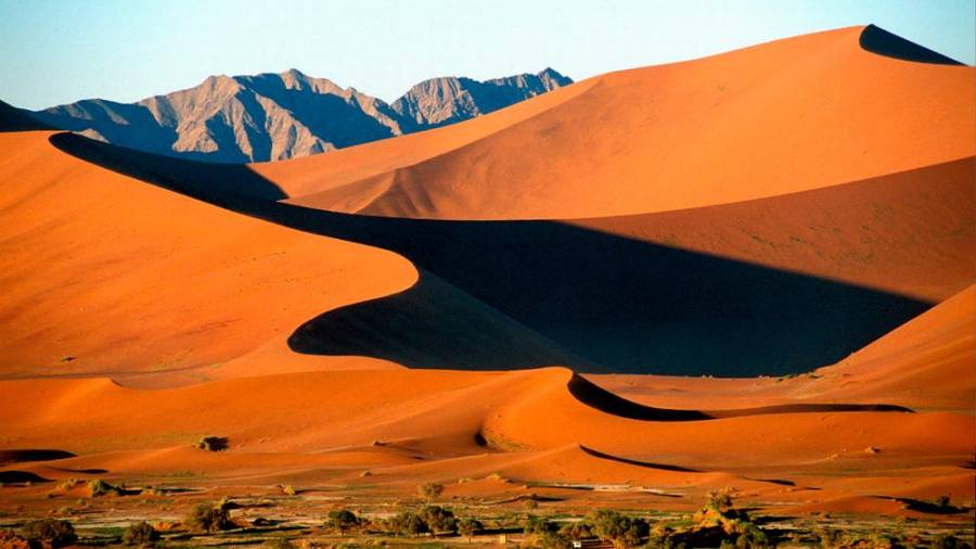 Desierto de Namibia. La fusión de mar y desierto es impactante, una de las imágenes más espectaculares es la de las dunas de Namib, que casi se despeñan en pleno Océano Atlántico. Este desierto también destaca por tener un bosque de árboles muertos y unas dunas gigantes. (Fuente, www.traveler.es)